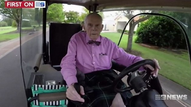 Humphrey Firkins na svojom upravenom golfovom vozíku