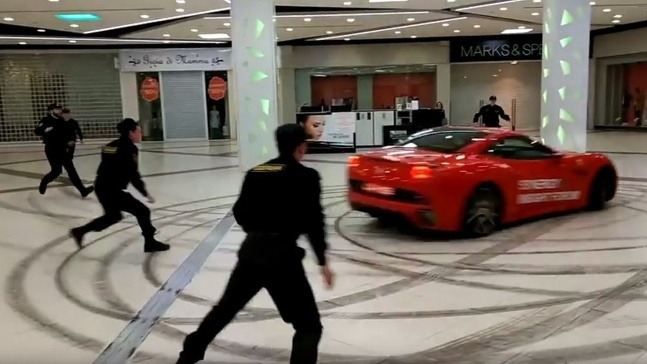 Naháňačka Ferrari v nákupnom centre
