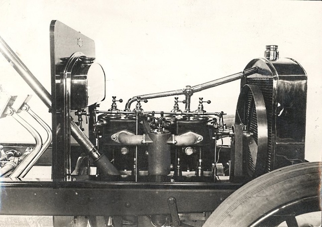 Progresívny štvorvalec L & K E s tlakovým mazaním a čerpadlom chladenia mal objem 4562 cm3 a podľa prevedenia výkon až 35 k (26 kW). Na fotke verzia pre osobné vozidlo E.