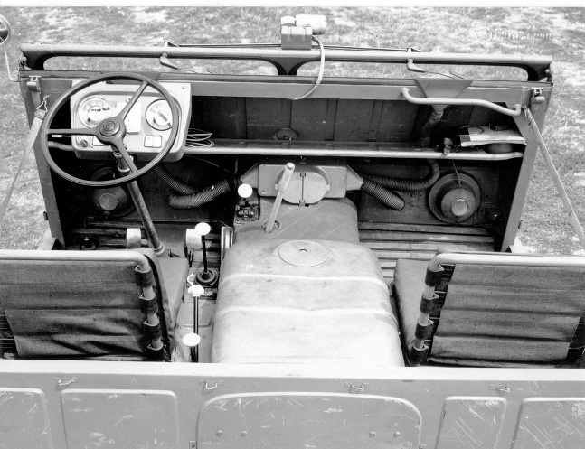 V priestore medzi sedadlom vodiča a spolujazdca sa nachádzal pozdĺžne uložený kvapalinou chladený štvorvalec 1221 cm3 s výkonom 45 k (33 kW) z úžitkového vozidla ŠKODA 1202. Dvierka kabíny bolo možné odstrániť a nahradiť popruhmi.