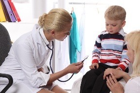 Strašenie dieťaťa lekárom sa