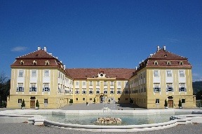 TIP: V Schloss Hofe