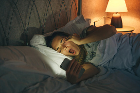 Spáva váš tínedžer menej