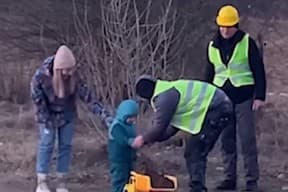 VIDEO Chlapček medzi robotníkmi