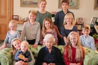 UNIKÁTNY ZÁBER kráľovnej Alžbety II.: Pár dní pred smrťou obklopená vnúčatami a pravnúčatami!