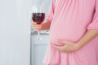 Červené víno môže poškodiť