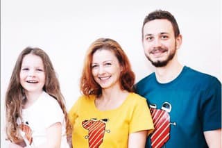 Rodičia vyrábajú tričká, ktoré