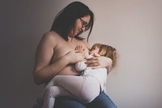 Mama dojčiaca štvorročnú dcéru