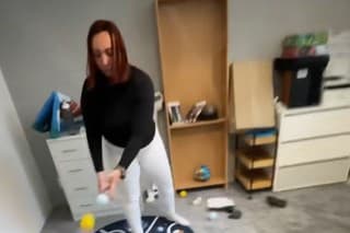 Matka predáva dieťa na
