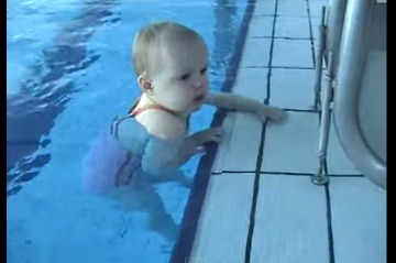 Dievčatko pláva ako malá