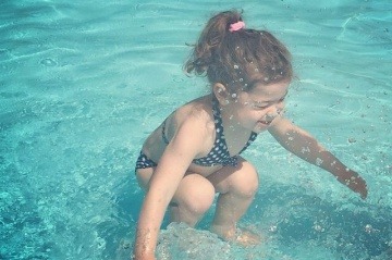 Je dievčatko pod vodou