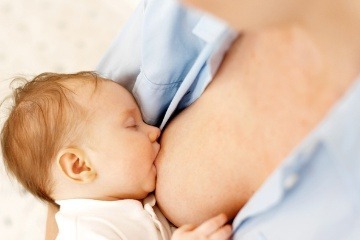 Aj „prehnané“ dojčenie môže
