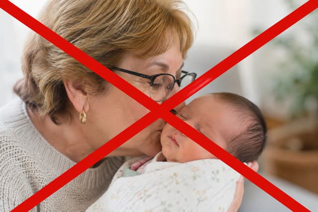 Babka bozkáva novorodenca