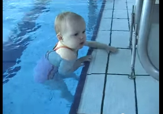 Táto malá plavkyňa nemá
