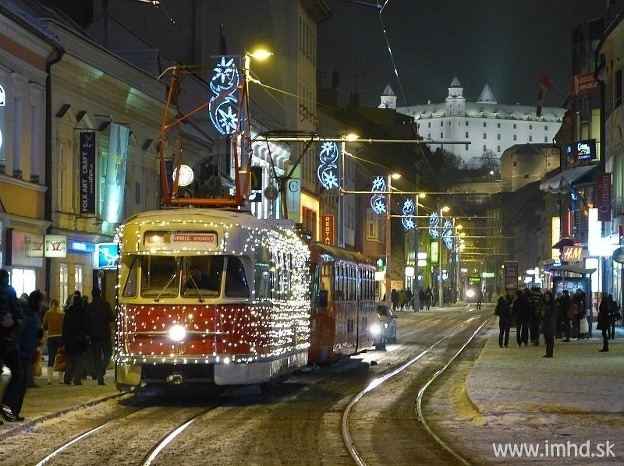 Takto vysvietená jazdila Vianočná električka v roku 2012