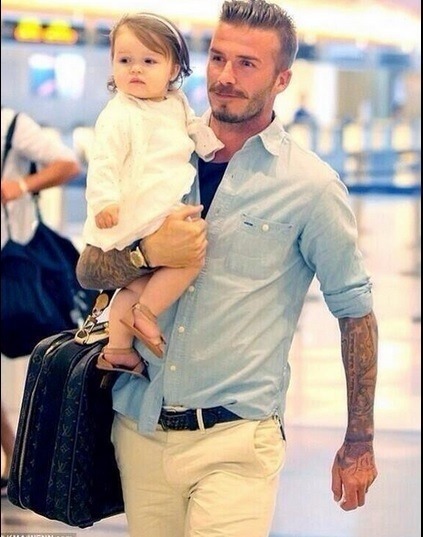 Tatko Beckham v náručí