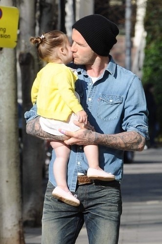 Tatko Beckham v náručí
