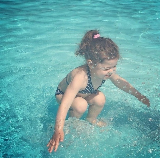 Je dievčatko pod vodou