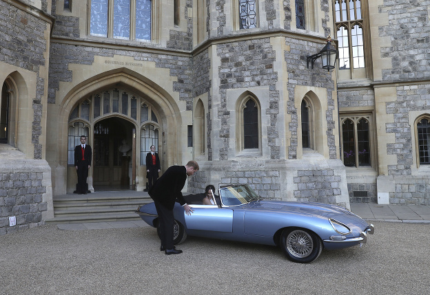 Svadobný deň Harryho a Meghan, na nádvorí hradu Windsor. (foto: sita.sk/AP)