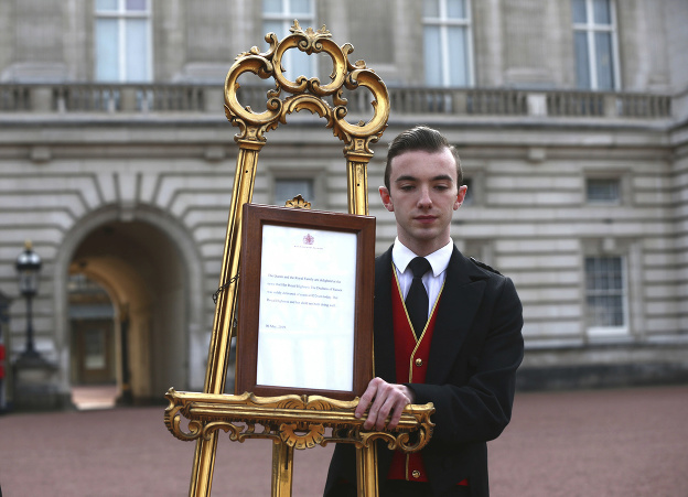 Lokaj Stephen Kelly prináša n nádvorie Buckinghamského paláca tabuľu s oficiálnym oznámením o narodení princa. (fot: sita.sk/AP).