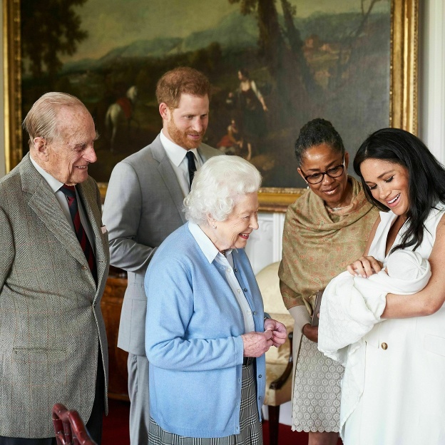 Kráľovná Alžbeta II. s manželom Filipom na návšteve Archieho. (sita.sk/AP)