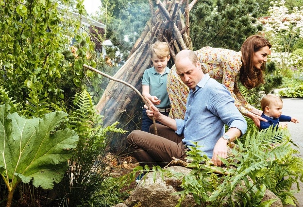Rodina trávila čas v záhrade, ktorej spoluautorkou je Kate. (foto: sita.sk/AP)