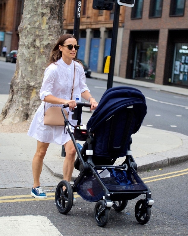 Pippa v londýnskych uliciach s prvorodeným synom Arthurom 