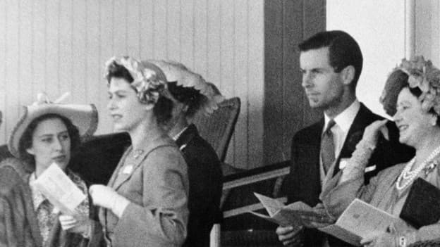(Margaret úplne vľavo, so sestrou Alžbetou a mamou kráľovnou Alžbetou, vpravo Peter Towsend v roku 1951 v Ascote.)
