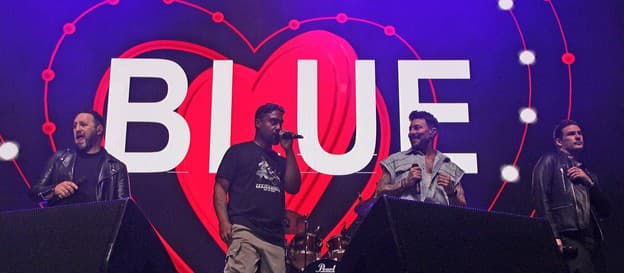 Simon Webbe je súčasťou speváckej formácie Blue. 