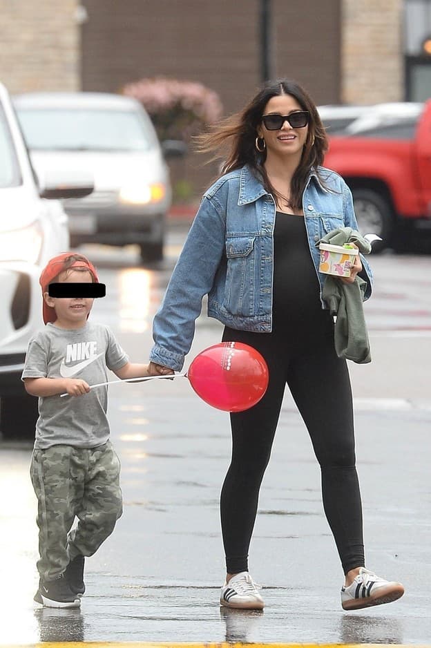 Jenna Dewan na prechádzke so synom