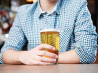 Obľúbený alkoholický NÁPOJ si poradí s TOXICKÝMI látkami: Vplyv na CHOROBU, ktorá sa nedá vyliečiť
