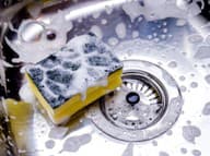 Čistenie umývadla PROSPIEVA patogénom: Títo ľudia by si mali dávať POZOR