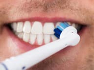 Jedna z bežných CHÝB, ktorá NIČÍ vaše zuby: Toto už so zubnou kefkou NEROBTE!