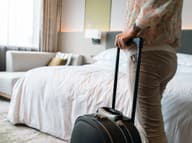 Nenechajte sa OKLAMAŤ voňavými obliečkami: MIKROBIOLÓG odhaľuje, čo sa skrýva v hotelových IZBÁCH
