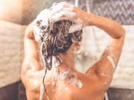 Len RAZ týždenne: Ak ste majiteľmi TÝCHTO vlasov, ZABUDNITE na časté umývanie!