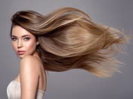 Rozmarínový olej na vlasy: Naozaj funguje na ich rast a hustotu?