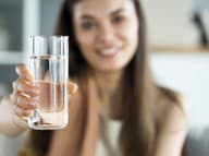 Naozaj veríte, že vďaka poháru vody pred jedlom schudnete?