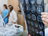 Nečakaný návrat: Prečo pacienti s demenciou zažívajú jasné momenty tesne pred smrťou?