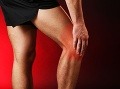 Bolesť kolena vie človeka vyradiť z každodenných činností. 