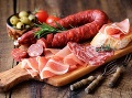 Emulgátory sa nachádzajú aj v spracovaných mäsových výrobkoch. Foto: Gettyimages.com