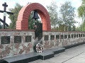 Pamätník obetí havárie pred vstupnou budovou do Černobyľskej atómovej elektrárne. Na tabuľkách je 31 mien personálu a hasičov. Foto: Ľubomír Mátel