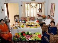 Rodina z Indie minie na jedlo 45 dolárov za týždeň. (Foto: Demilked.com)