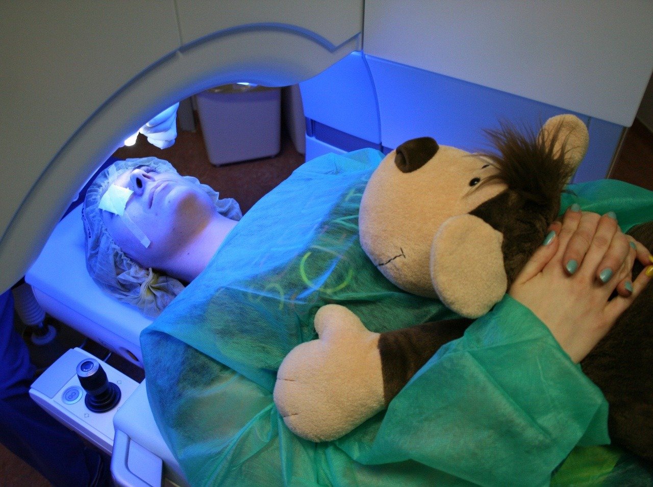 Pacientka podstúpila laserovú operáciu očí.