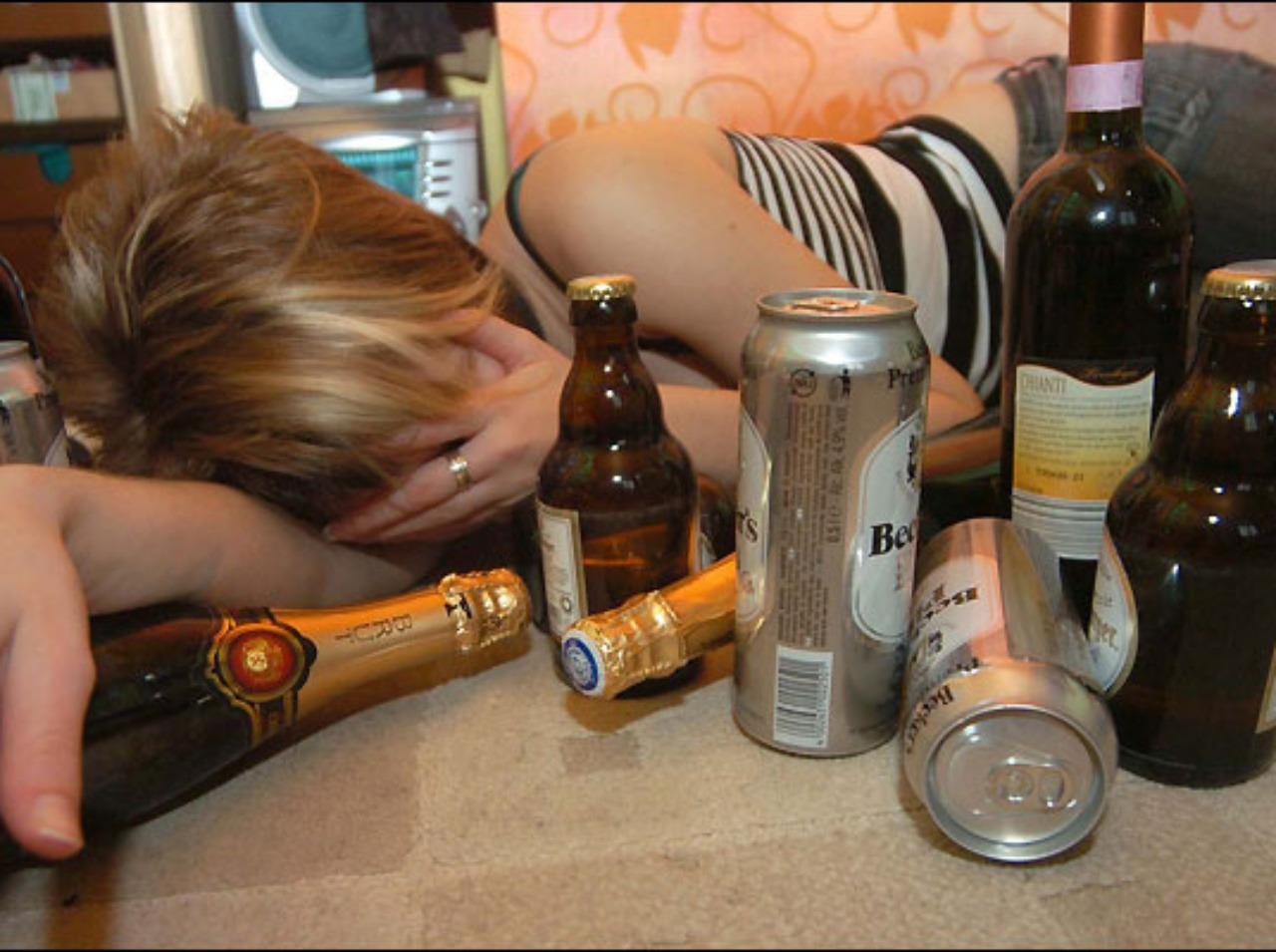 Opití ľudia si môžu privodiť rôzne zranenia, ani o tom nemusia vedieť.