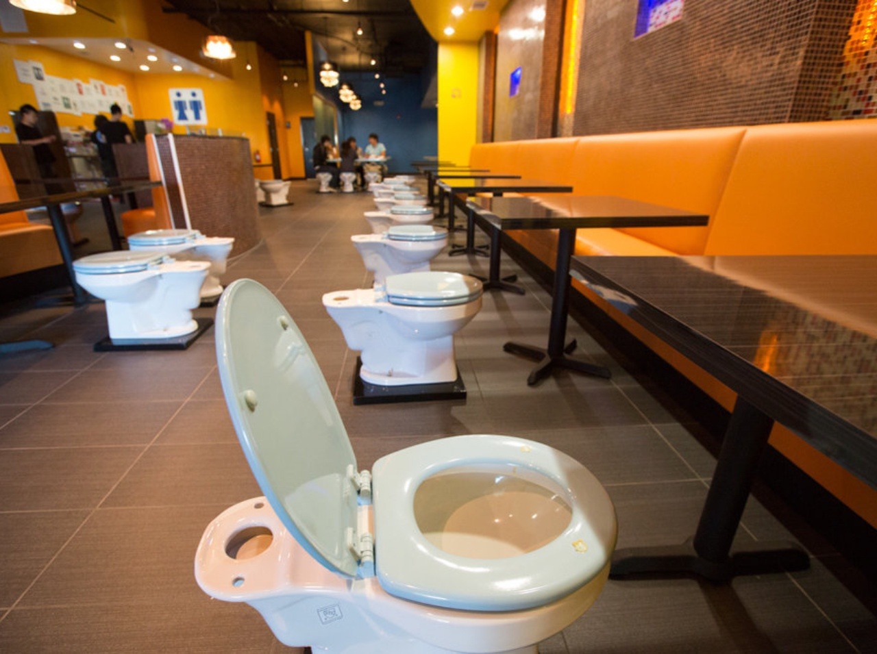 Zabudnite na klasické stoličky - posedíte si na záchode.