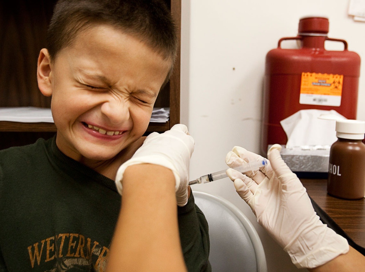 Očkovanie skutočne môže vyvolať u detí autizmus.