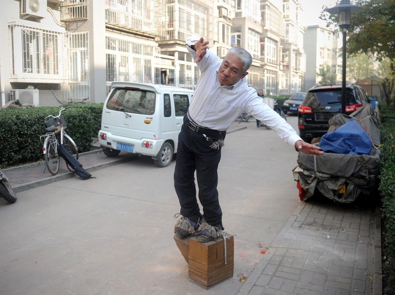 Čang Fu-sing sa prechádza v 400-kilových topánkach, ktoré ho zbavili bolestí chrbta.