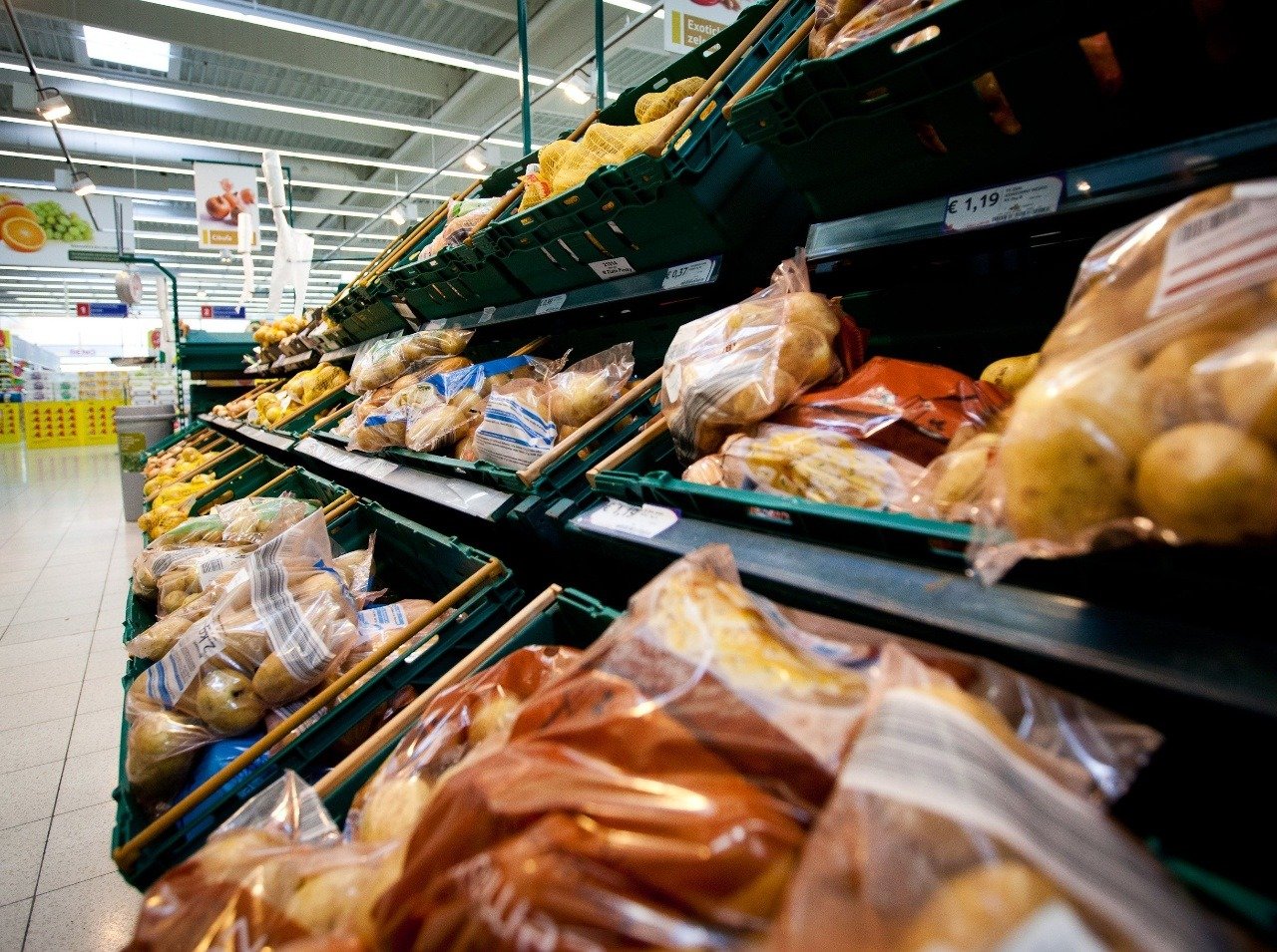 Obchody ponúkajú množstvo kvalitných i nekvalitných potravín s rôznymi cenami.