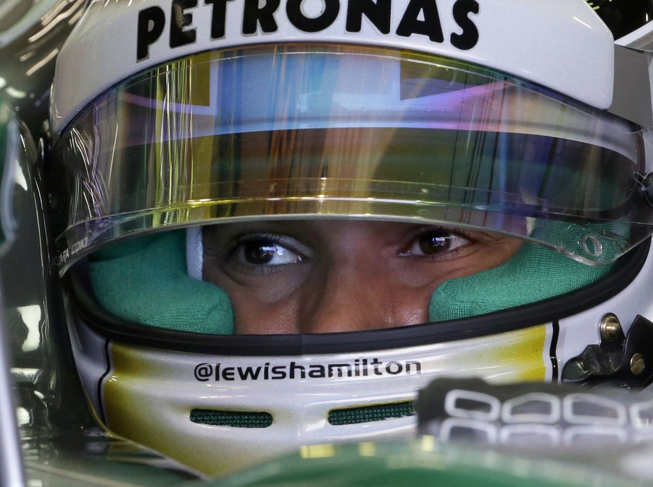 Lewis Hamilton musi pred pretekmi na F1 držať prísnu diétu.