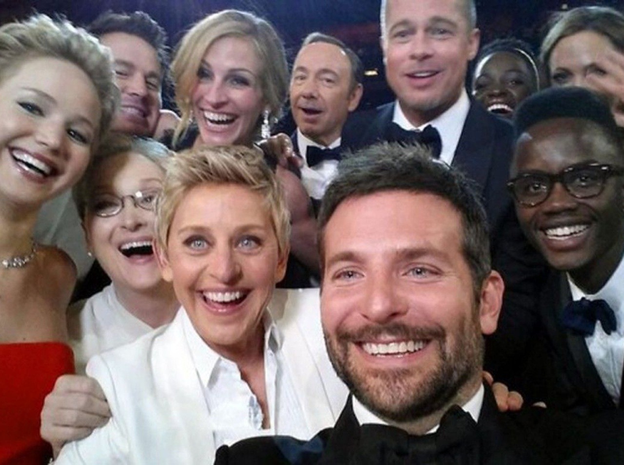 Počas tohtoročného oscarového večera si aj svetové hviezdy spravili selfie a zdieľali ju na sociálnej sieti. 